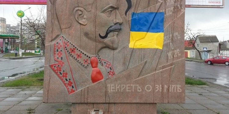 Николаевские патриоты не дали неизвестным «снять» с барельефа Ленина Государственный флаг