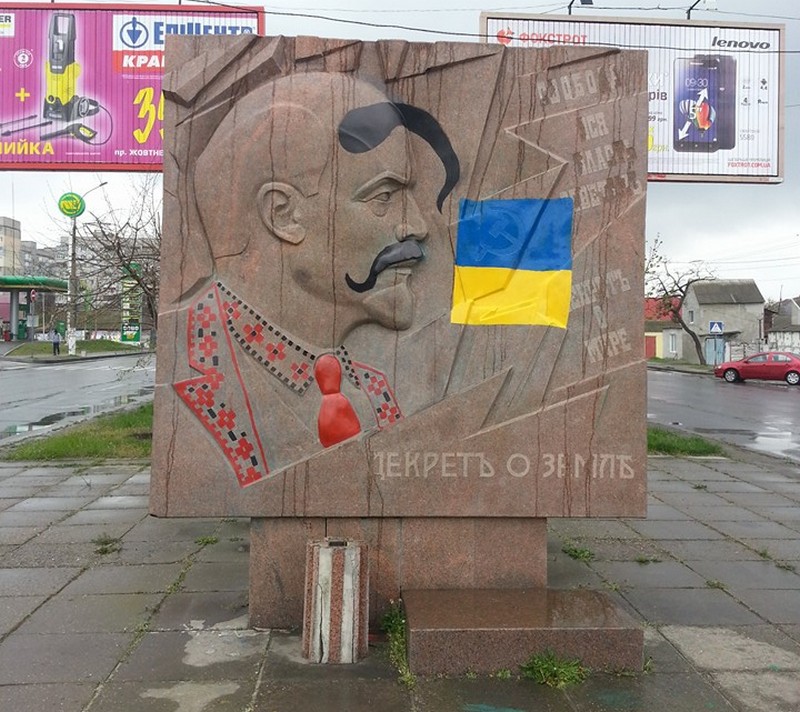 Николаевские патриоты не дали неизвестным «снять» с барельефа Ленина Государственный флаг 5