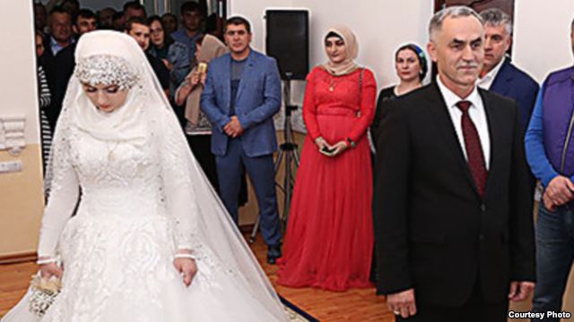"На нее невозможно было смотреть". Одобренная Кадыровым свадьба девочки и старика и девочки оказалась постановочной, невеста стала не женой, а наложницей 2