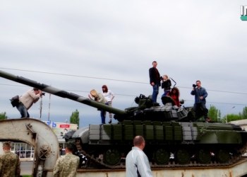 Влезть на танк или спрятаться от дождя в БТРе: николаевцам показали военную технику, побывавшую в зоне АТО