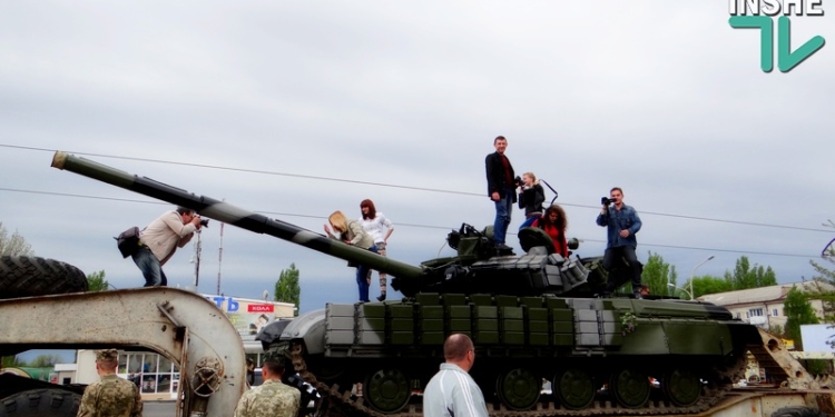 Влезть на танк или спрятаться от дождя в БТРе: николаевцам показали военную технику, побывавшую в зоне АТО
