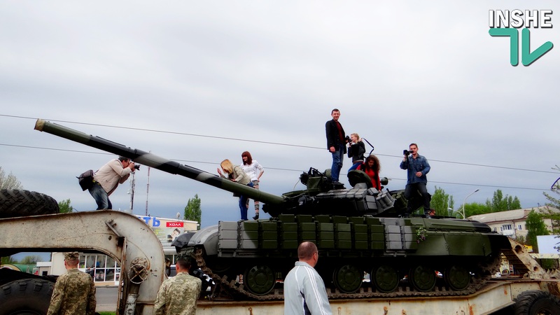 Влезть на танк или спрятаться от дождя в БТРе: николаевцам показали военную технику, побывавшую в зоне АТО 18