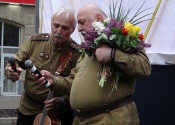 «Будем жить»! В Николаеве ветеранов с 70-летием Победы поздравила «поющая эскадрилья» из фильма «В бой идут одни старики»