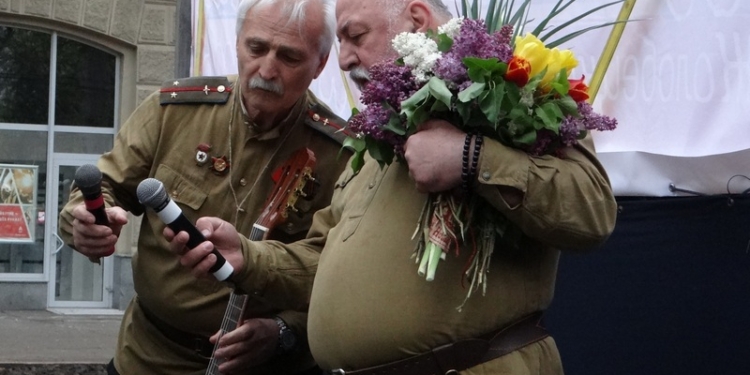 «Будем жить»! В Николаеве ветеранов с 70-летием Победы поздравила «поющая эскадрилья» из фильма «В бой идут одни старики»