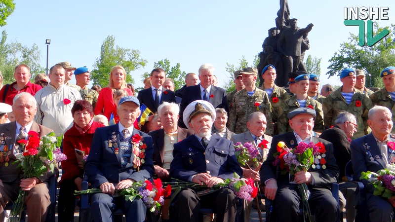 Поздравить ветеранов с Днем Победы вышли тысячи николаевцев 32
