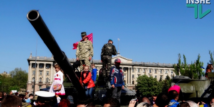 Поздравить ветеранов с Днем Победы вышли тысячи николаевцев