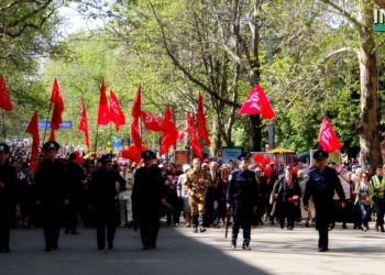 В Николаеве коммунисты маршем прошли по главной улице города
