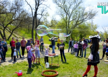 Лучшая альтернатива «литрболу» – бамперболл: в парке Победы в Николаеве стартовала “Адреналиновая Маевочка”