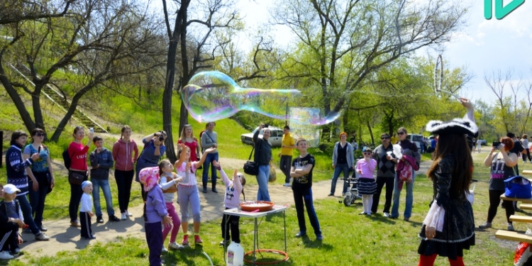 Лучшая альтернатива «литрболу» – бамперболл: в парке Победы в Николаеве стартовала “Адреналиновая Маевочка”