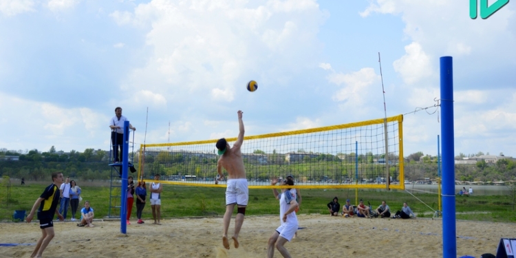 Прыгучесть, выносливость, сила и чувство мяча: в Николаеве стартовал чемпионат области по пляжному волейболу