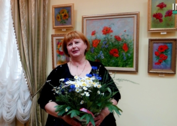 Цветы ее души: в Николаеве художница отметила юбилей персональной выставкой