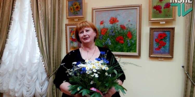 Цветы ее души: в Николаеве художница отметила юбилей персональной выставкой