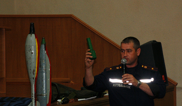 “Взрывное устройство может быть спрятано в любую вещь – игрушку, бутылку, коробку, что угодно”. В Николаеве студентов учили, как видеть опасность