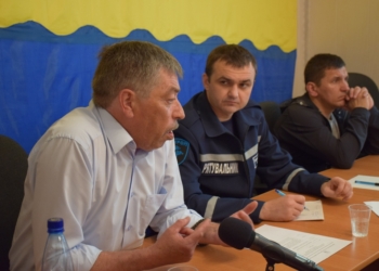 Губернатор Мериков в костюме “Укроп-рятувальник” рассказывал жителям Кинбурна о возможном объединении Покровской громады с Куцурубской или с Очаковской