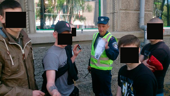 В Николаеве 9 мая на празднование Дня Победы пытались проникнуть молодчики с нацистской символикой