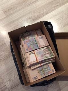 В Днепропетровске задержан один из руководителей налоговой на взятке в два миллиона гривен