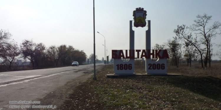 Школьники Баштанки «обновили» мост: теперь, как и год назад, издалека видно, какую идею поддерживают баштанцы