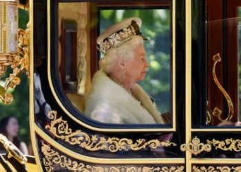 Елизавета II: Британия продолжит давление на Россию