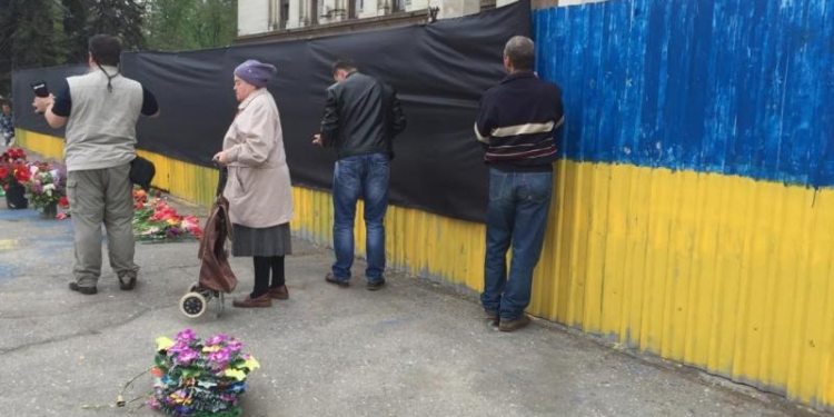 В Одессе забор возле Дома профсоюзов завесили черной тканью