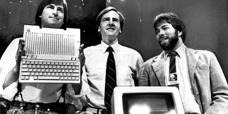 В США женщина выбросила на мусорник первый Apple Стива Джобса стоимостью 200 тыс. долларов