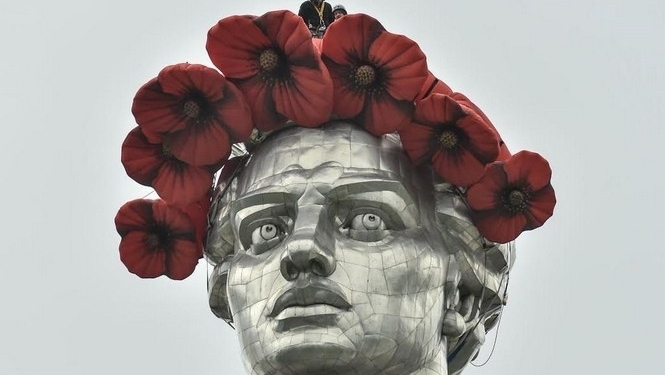 На монумент “Родина-мать” надели венок из красных маков