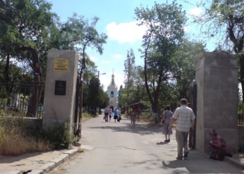 Говорил, что ищет могилу деда, а сам искал, где бы ограждение с могилы снять: на Николаевском некрополе поймали воров