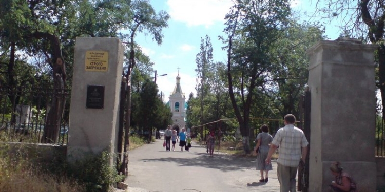 Говорил, что ищет могилу деда, а сам искал, где бы ограждение с могилы снять: на Николаевском некрополе поймали воров