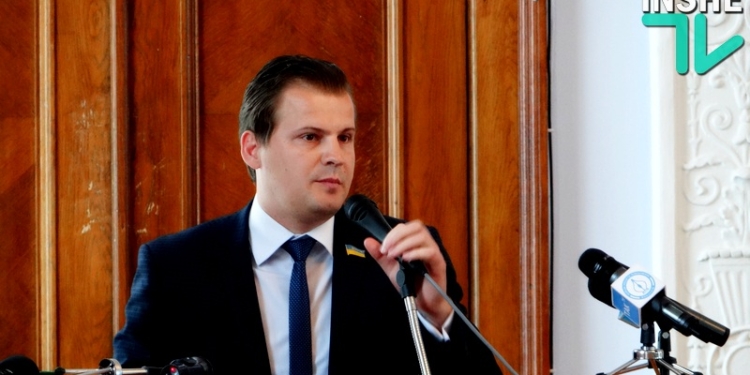 Воронов начинает, а Гранатуров выигрывает, потому что у него «в руках» – микрофон: ролевые игры на сессии