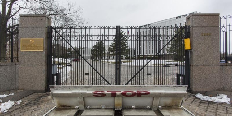 Посольство России в Вашингтоне обнесли колючей проволокой