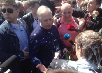 Активисты Всеукраинского объединения “Свобода” облили лидера Коммунистической партии Украины Петра Симоненко кефиром