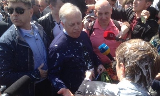 Активисты Всеукраинского объединения “Свобода” облили лидера Коммунистической партии Украины Петра Симоненко кефиром