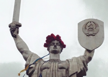 На монумент “Родина-мать” надели венок из красных маков