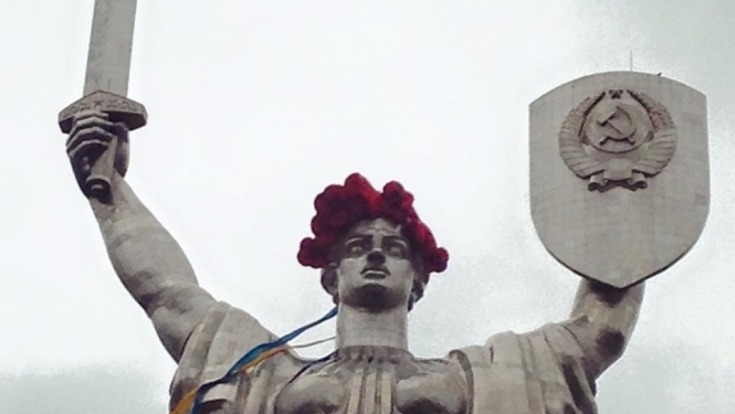 На монумент “Родина-мать” надели венок из красных маков