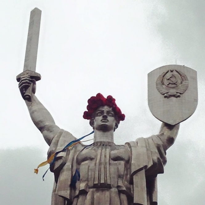Монумент "Родина-мать" лишат герба СССР 1