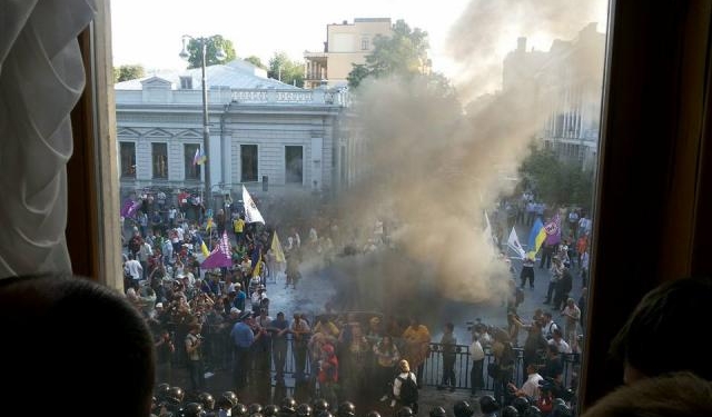 Российский телеканал беспрепятственно вел прямую трансляцию о стычках у стен Рады