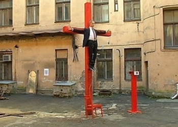 В центре Риги всем желающим предлагают вбить гвоздь в президента России