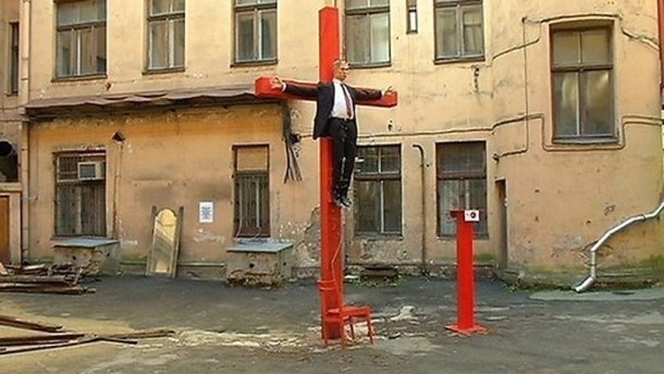 В центре Риги всем желающим предлагают вбить гвоздь в президента России