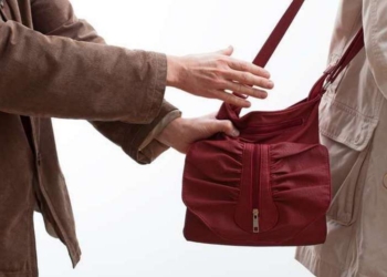 Примеряя платье, не зевай: на рынке «Колос» поймали 36-летнюю воровку