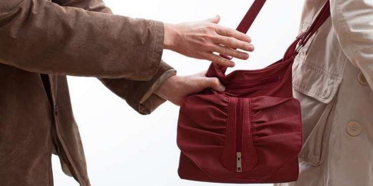 Примеряя платье, не зевай: на рынке «Колос» поймали 36-летнюю воровку