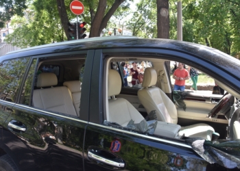 В центре Одессы вооруженные бандиты на «Porsche» и «BMW» ограбили предпринимателя на «Lexus»