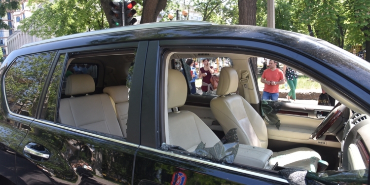 В центре Одессы вооруженные бандиты на «Porsche» и «BMW» ограбили предпринимателя на «Lexus»