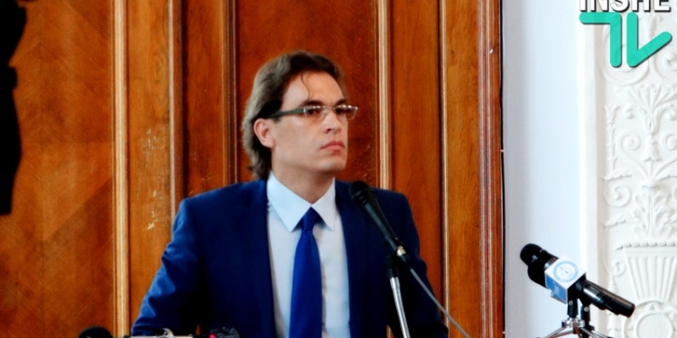 Воронов начинает, а Гранатуров выигрывает, потому что у него «в руках» – микрофон: ролевые игры на сессии