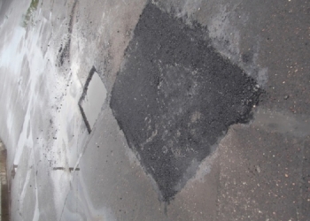 Горячий асфальт в лужи? Легко! В Николаеве дороги ремонтируют «в лучших традициях»