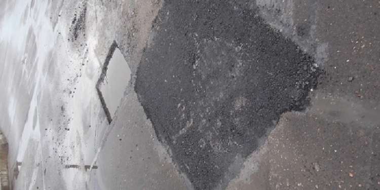 Горячий асфальт в лужи? Легко! В Николаеве дороги ремонтируют «в лучших традициях»