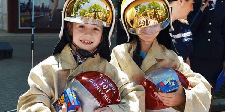 «Я б в пожарные пошел, пусть меня научат»: на Советской спасатели, силовики и водолазы устроили для детей грандиозный праздник