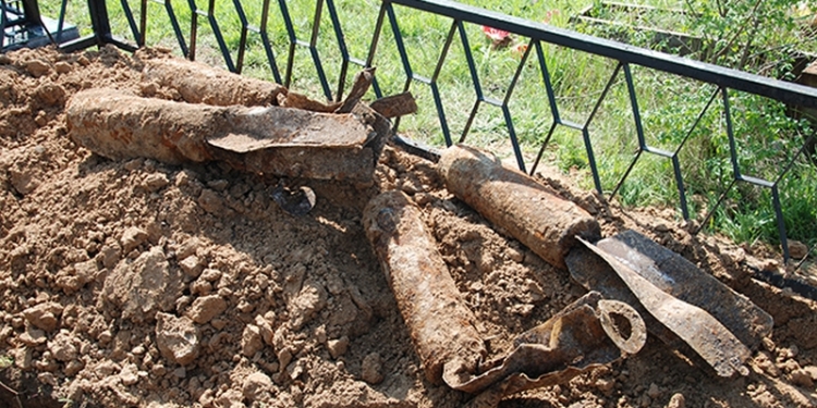 На Николаевском городском кладбище откопали 4 фугасных авиабомбы