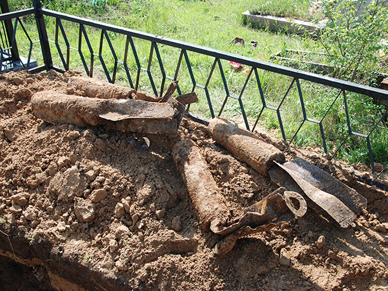 На Николаевском городском кладбище откопали 4 фугасных авиабомбы 6