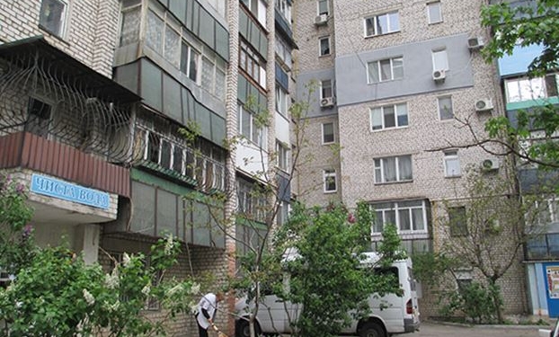 В Ленинском районе мужчина задушил свою жену во время ссоры и вынес тело в подъезд