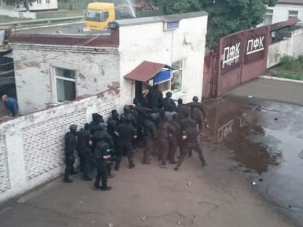 “Побужский ферроникелевый комбинат” призвал Порошенко противодействовать вооруженному захвату предприятия