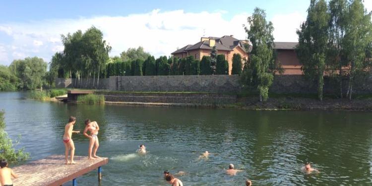 Из усадьбы бывшего чиновника Януковича стреляли по купающимся детям